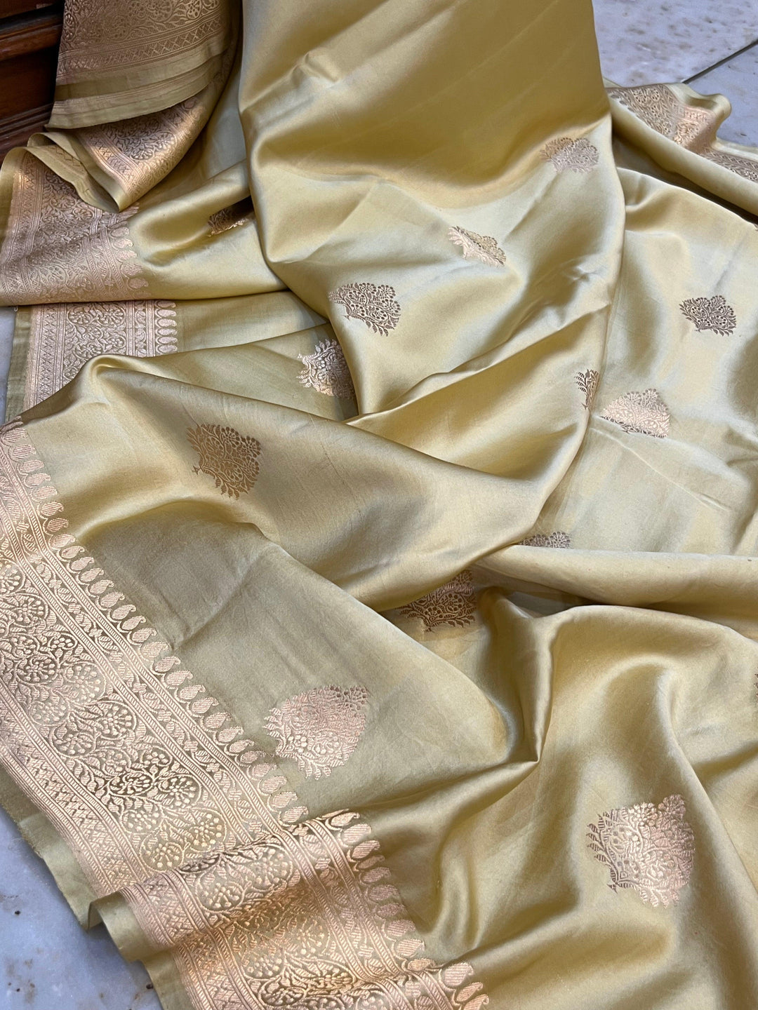 Intricate Kadhwa motifs handwoven on pure silk Mashru Banarasi saree