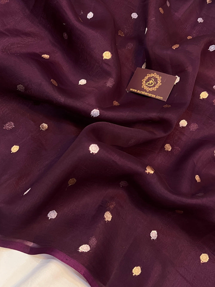 Fine Kora silk texture with intricate Banarasi weaving and zari detailing