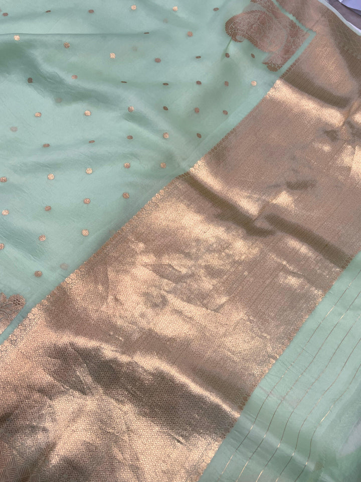 Elegant pallu with signature Banarasi Konia designs and delicate zari weaving