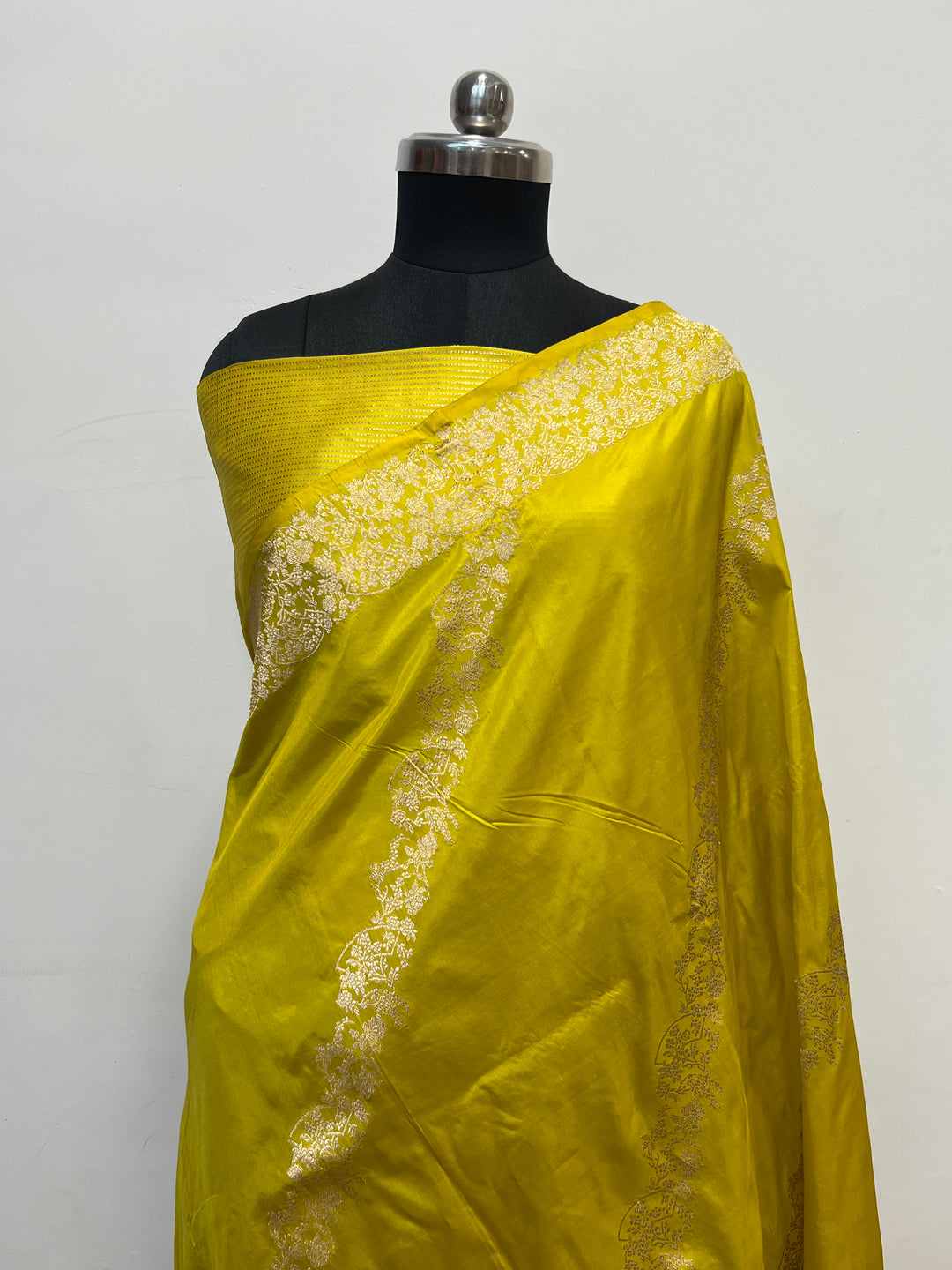 Shop Neon Yellow Banarasi Katan Silk Saree – Kadhwa Aada Jaal Meenakari