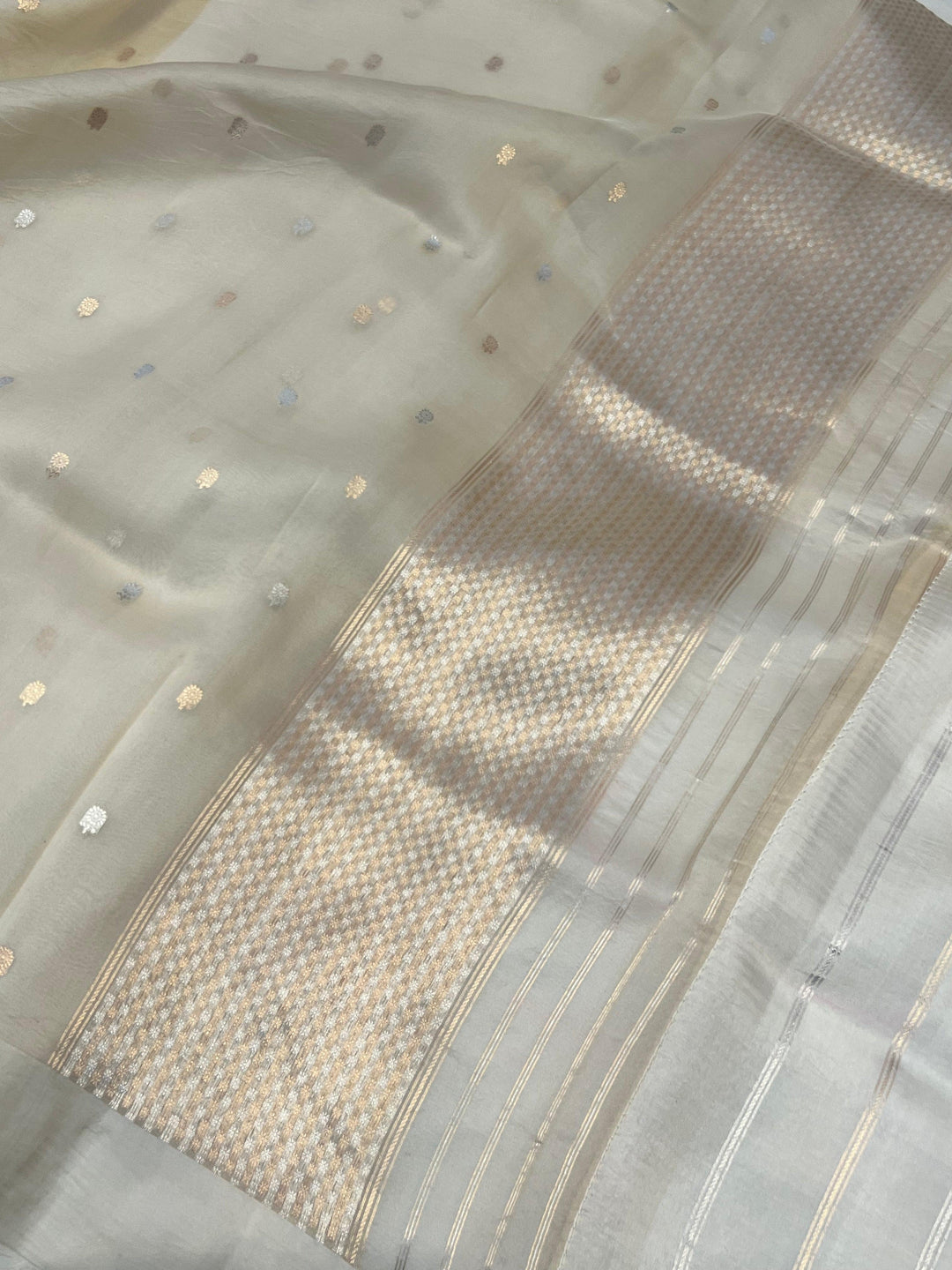Elegant pallu of the Banarasi saree featuring delicate Sona Rupa zari work and smooth Mashru silk edge