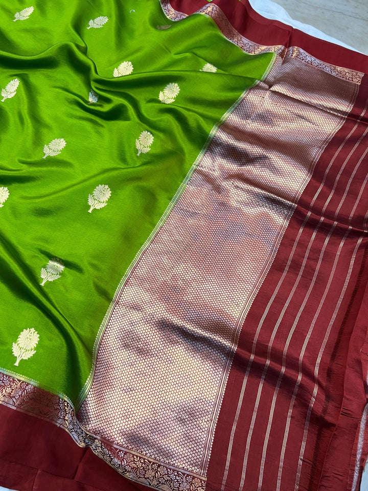 Contrast Mashru silk and golden zari border on handwoven Banarasi silk saree