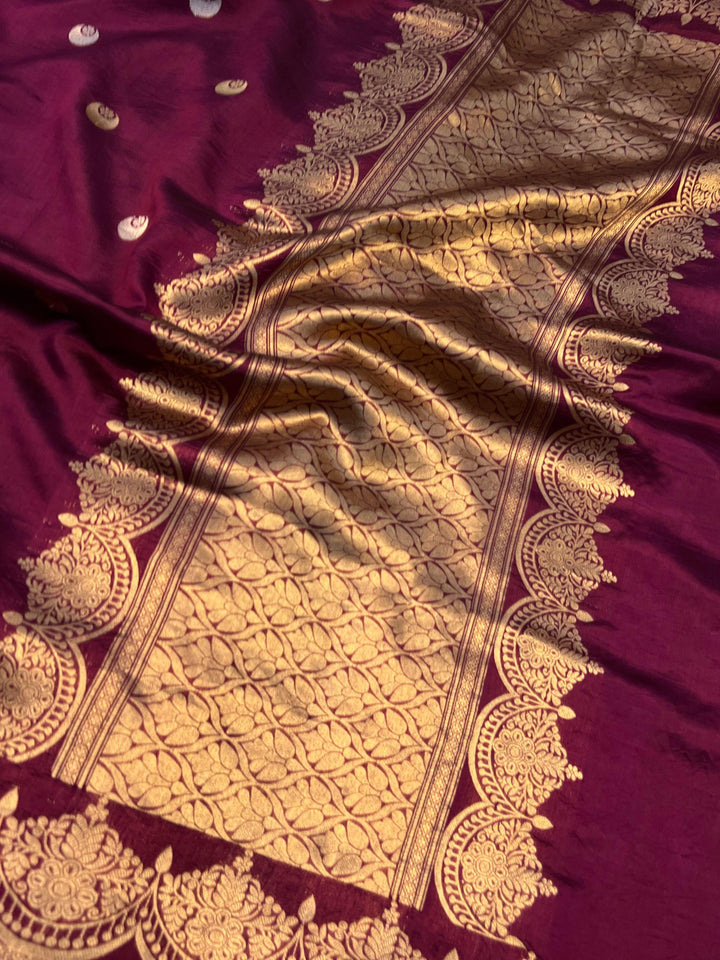 Elegant pallu of pure Banarasi handloom silk saree adorned with intricate golden zari Kadhwa chand butis.