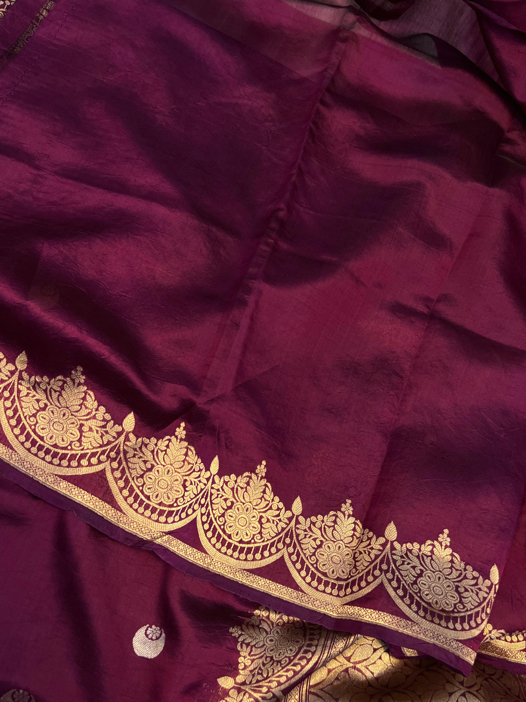 Plain silk blouse piece accompanying the Banarasi saree.