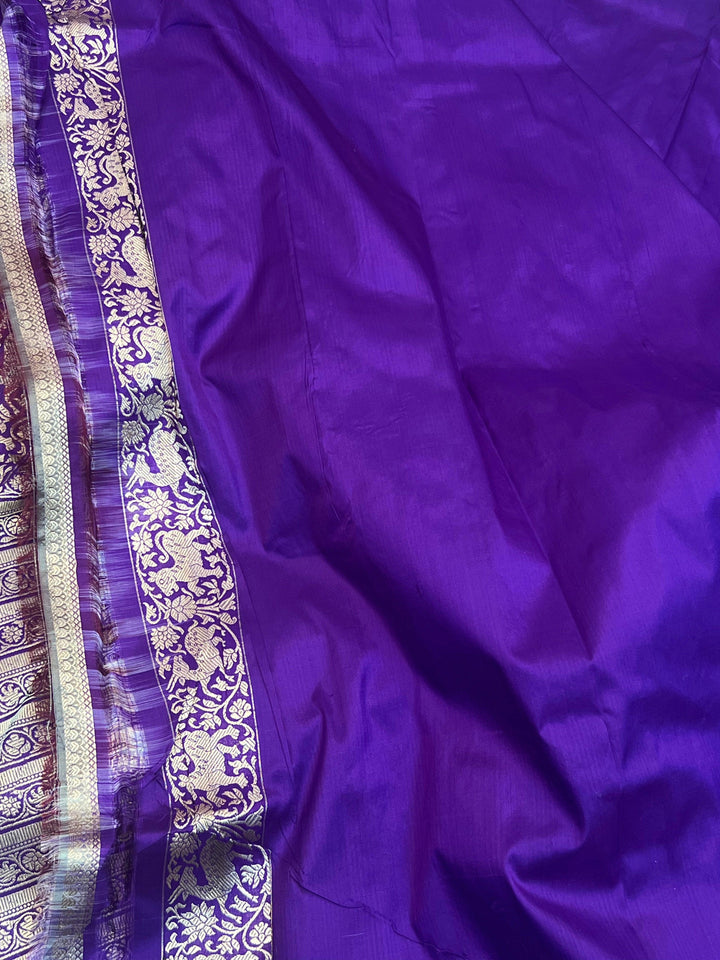 Plain blouse piece with subtly adorned border included with the pure Katan silk Banarasi saree, complementing the Shikargah jaal design