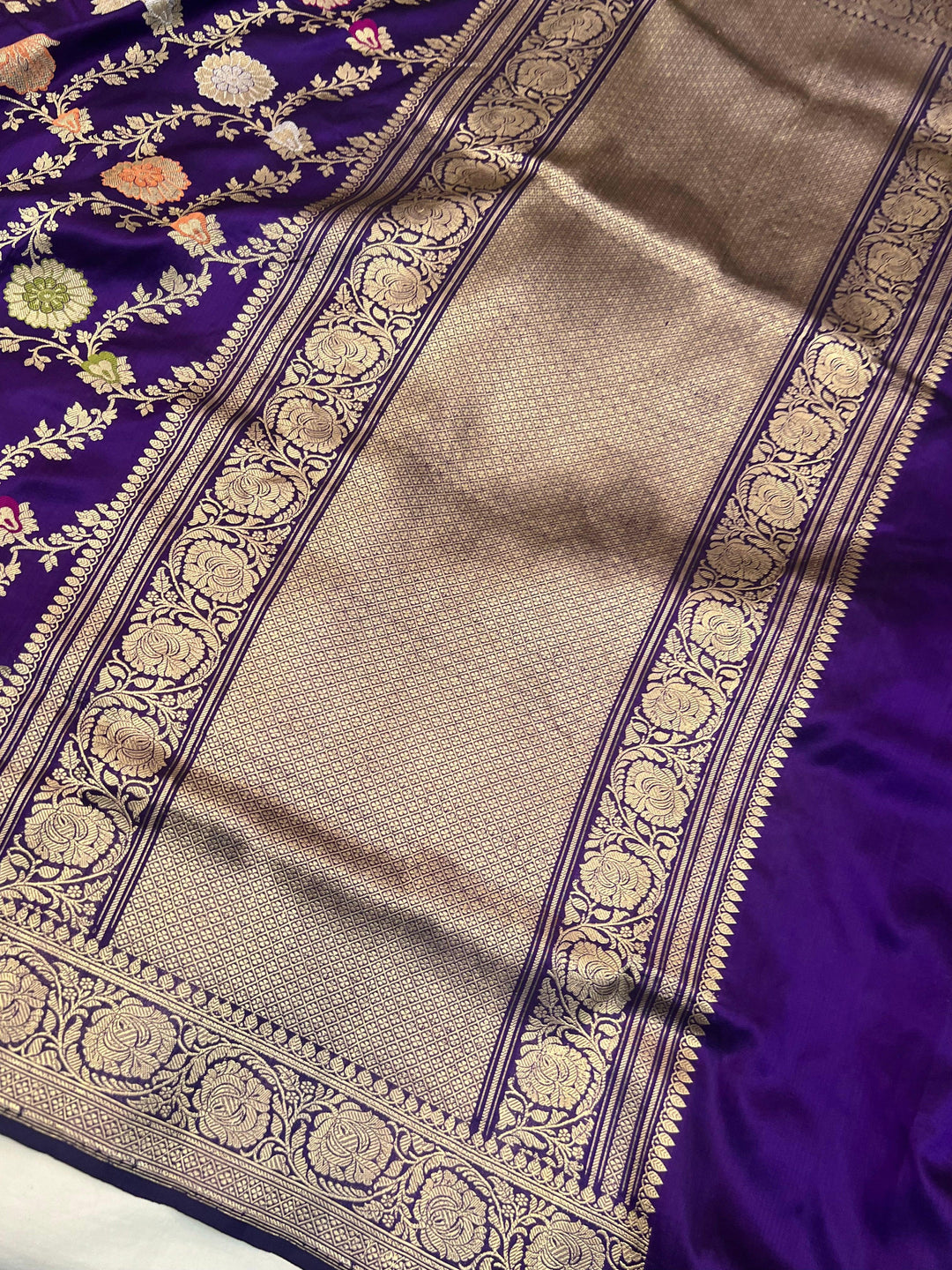 Elegant pallu of pure Katan silk handloom Banarasi saree featuring intricate Kadhwa jaal weaving and Meenakari floral highlights