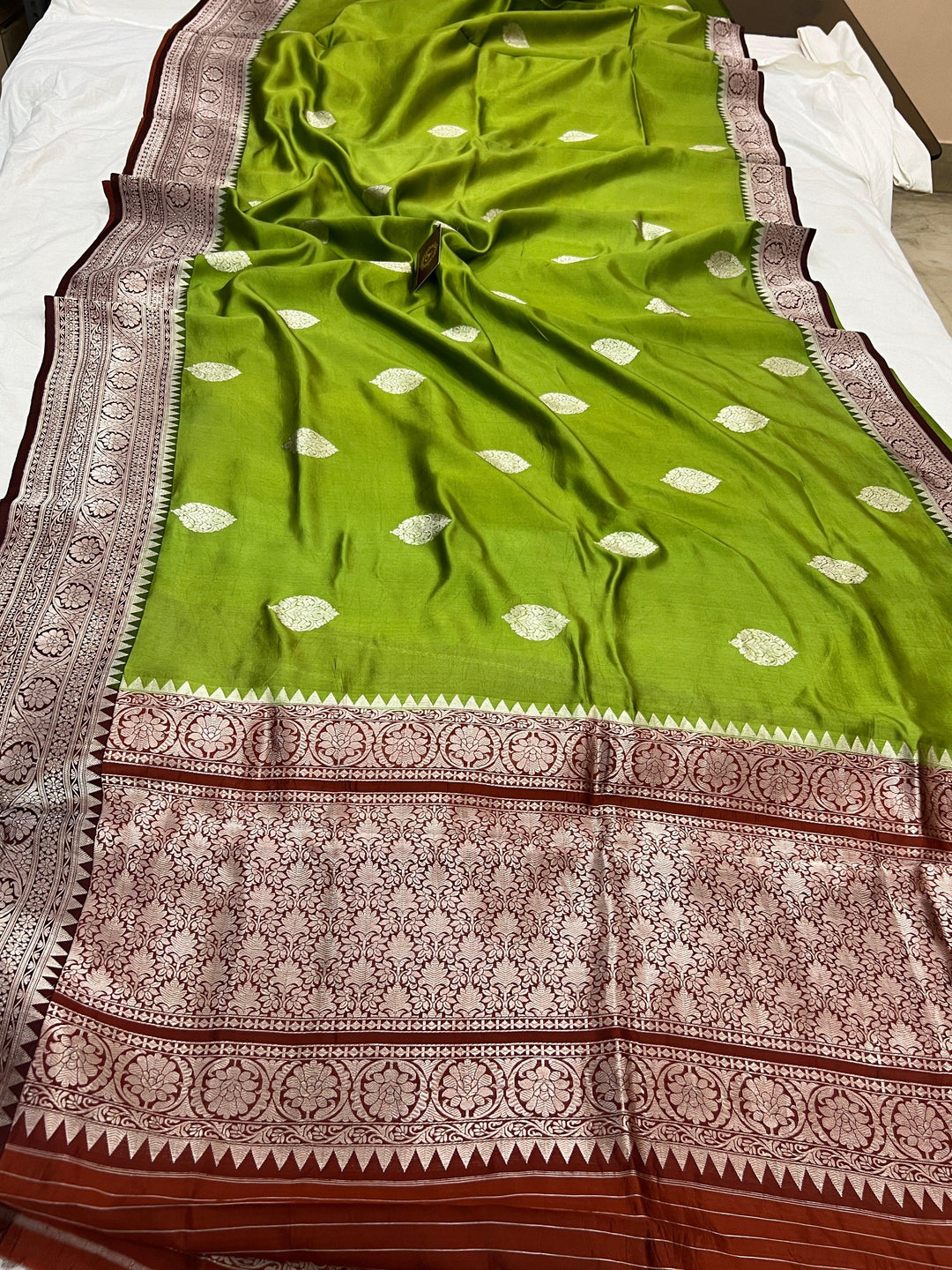 Mehndi Green Pure Silk Handloom Banarasi Saree