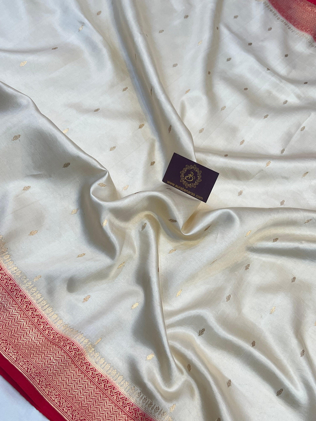 Contrast Kadhwa border in rich zari on pure silk Banarasi saree, showcasing traditional weaving techniques