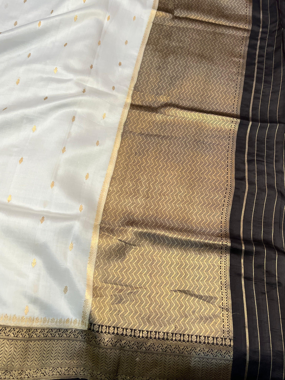 Elegant pallu with subtle golden zari work and contrast Kadhwa border in a pure handloom Banarasi silk saree