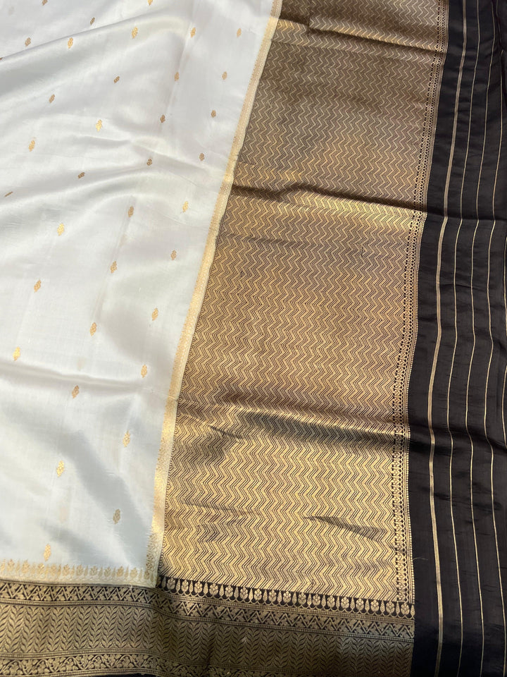 Elegant pallu with subtle golden zari work and contrast Kadhwa border in a pure handloom Banarasi silk saree