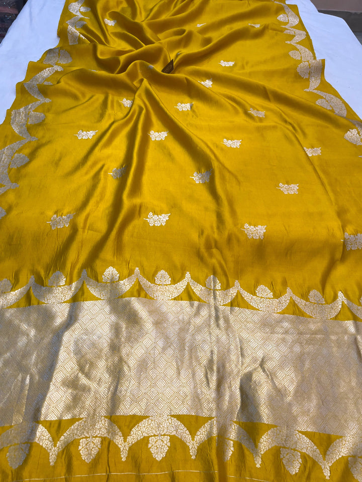 Yellow Pure Silk Handloom Banarasi Saree with Scallop Border