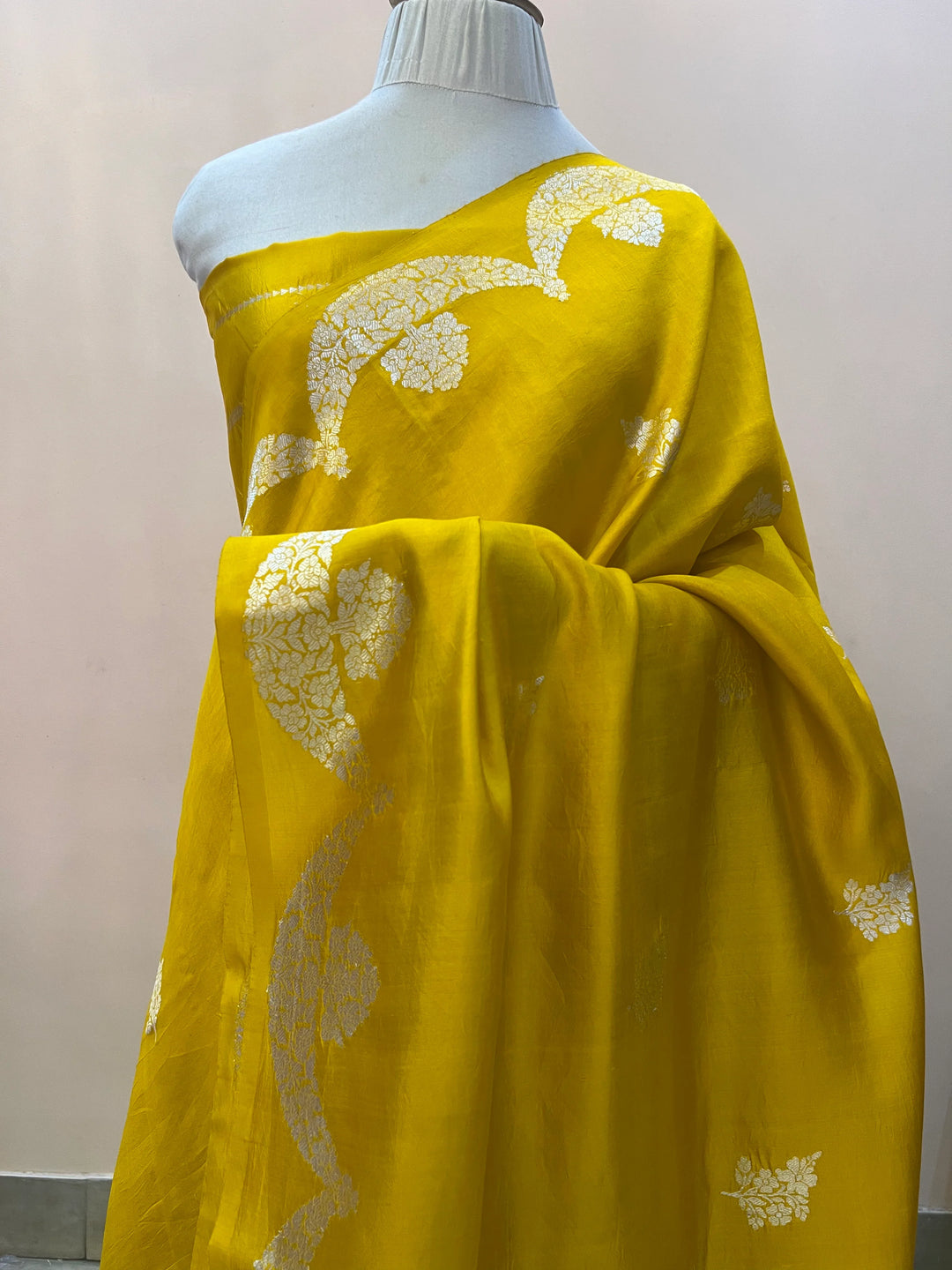 Yellow Pure Silk Handloom Banarasi Saree with Scallop Border