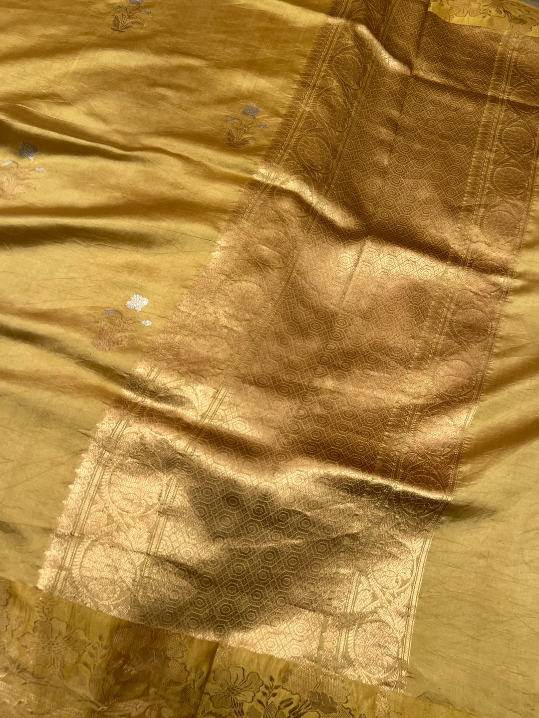 Golden Pure silk handloom Banarasi saree with golden Kadhwa floral motifs