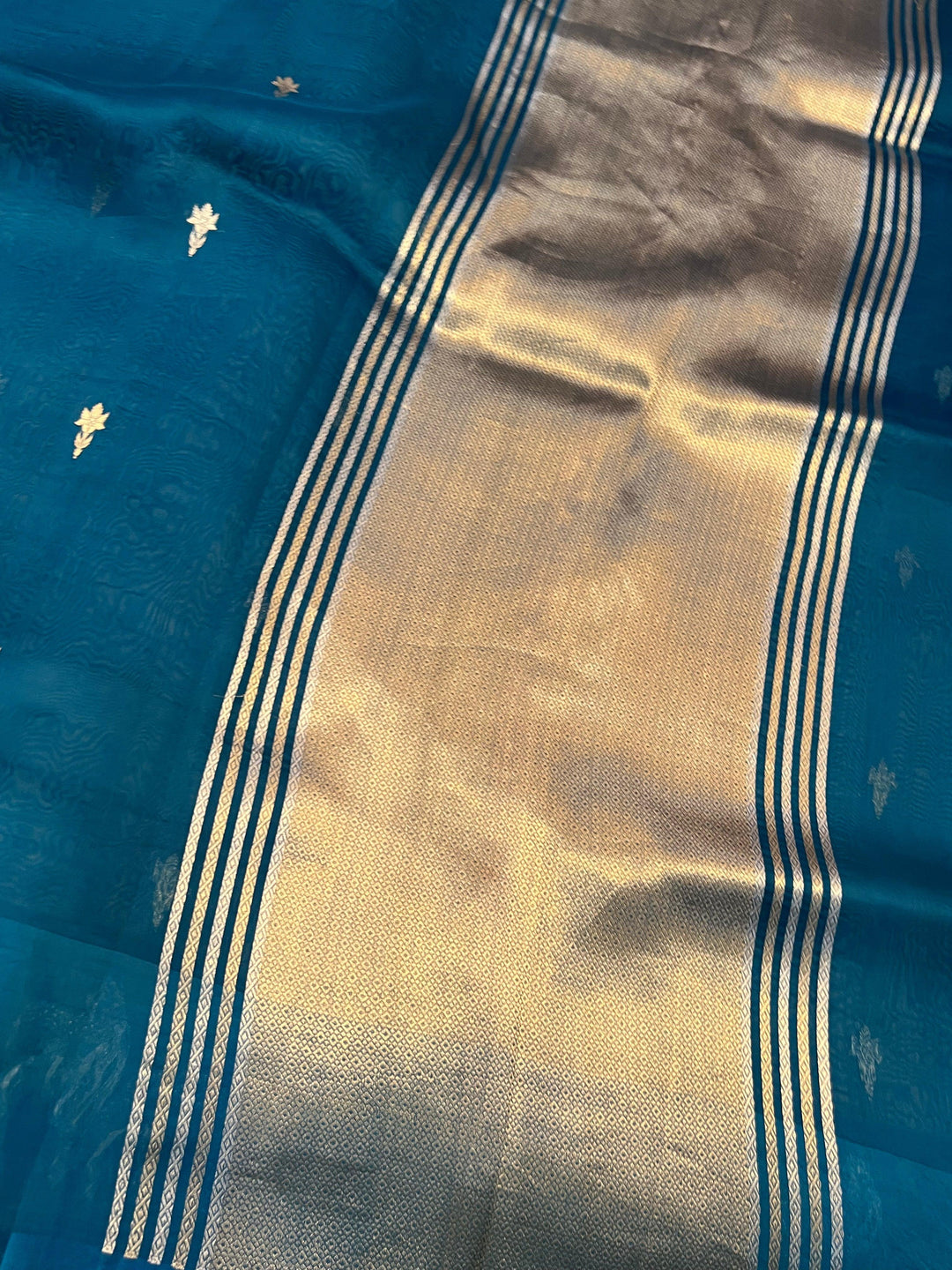 Blouse piece featuring elegant golden zari lines included with pure Kora silk Banarasi saree