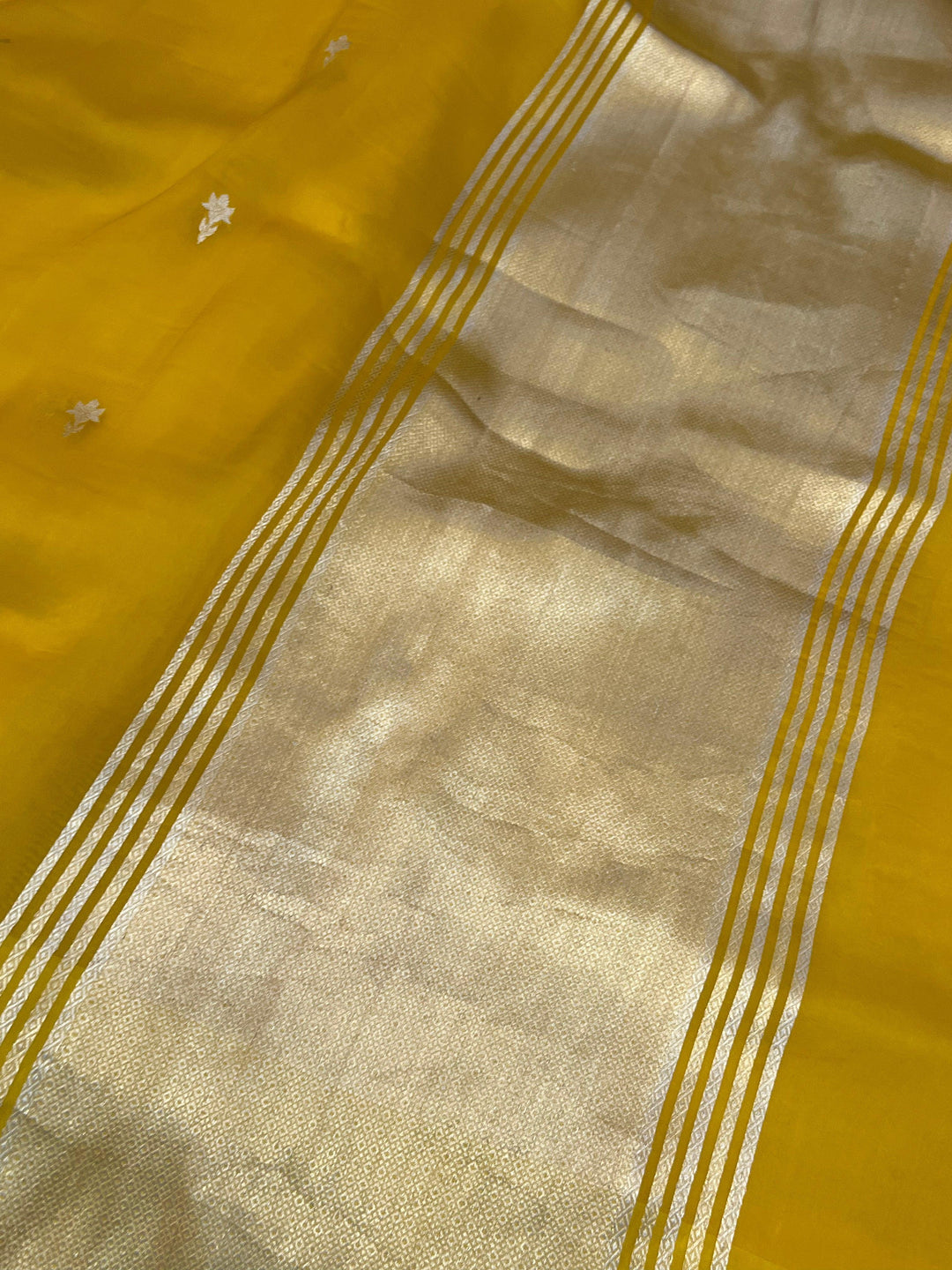 Classy designer pallu woven with shimmering golden zari on pure handloom Kora silk Banarasi saree