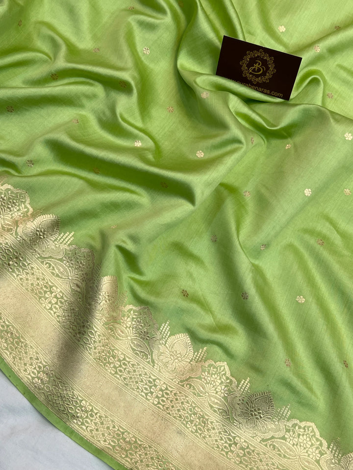 Detailed view of kadhwa butis and zari border on Chiniya silk Banarasi saree