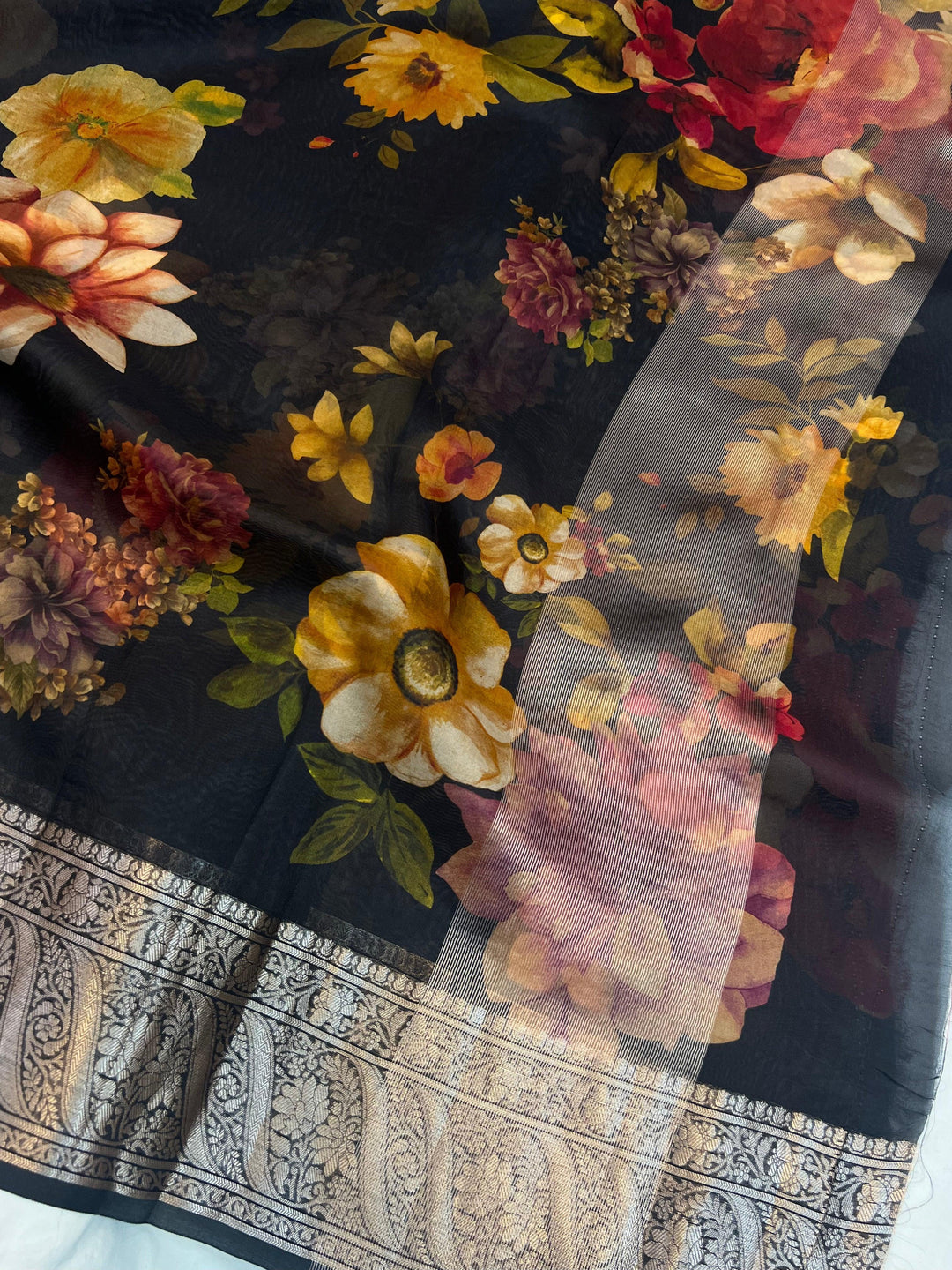 Graceful pallu of Kora silk saree featuring floral print and silver zari detailing