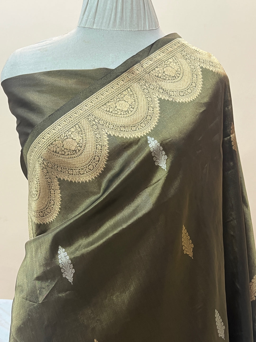 Mehendi Green Pure Tissue Silk Handloom Banarasi Saree