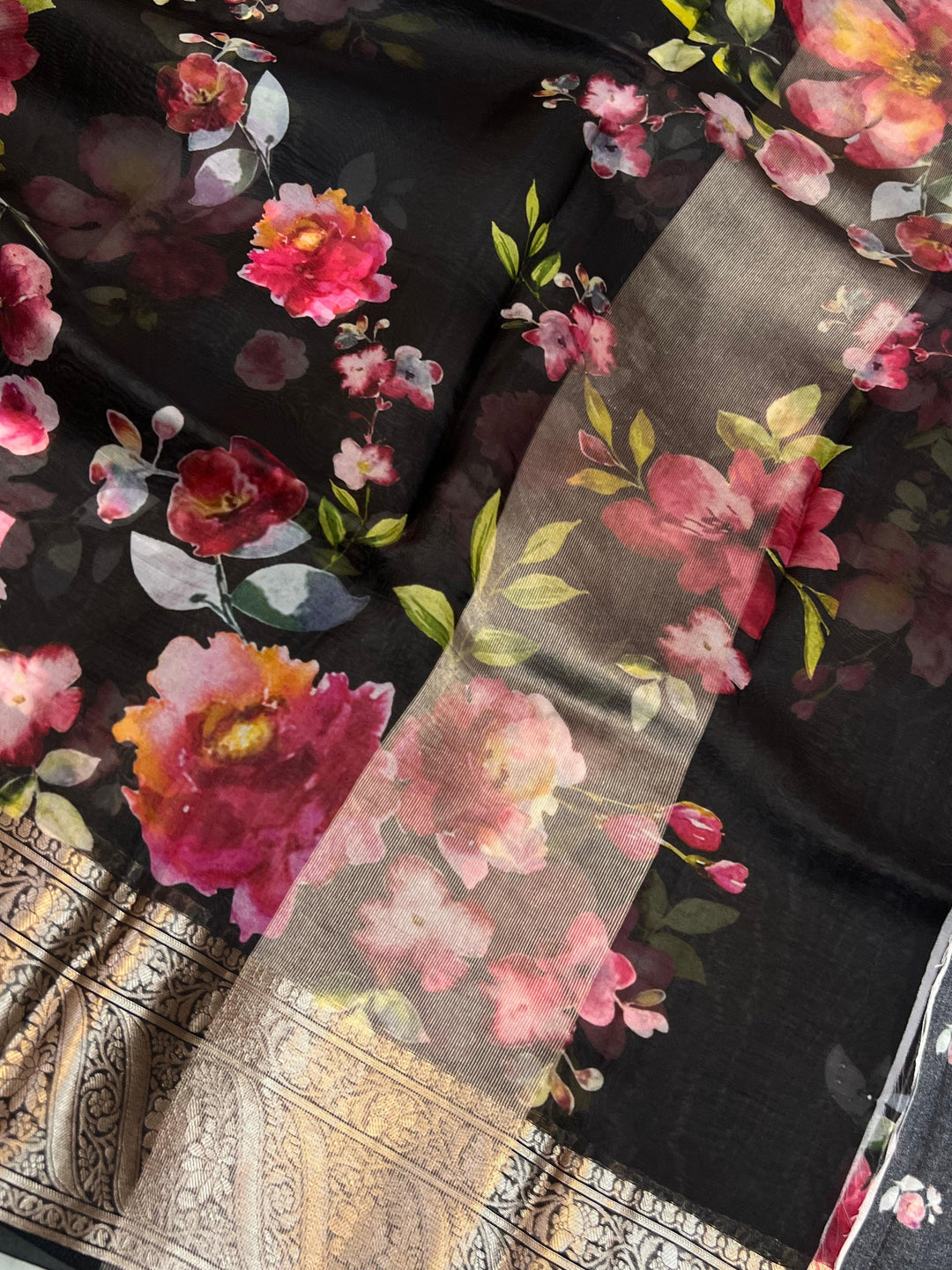 Graceful pallu of Kora silk saree featuring floral print and silver zari detailing