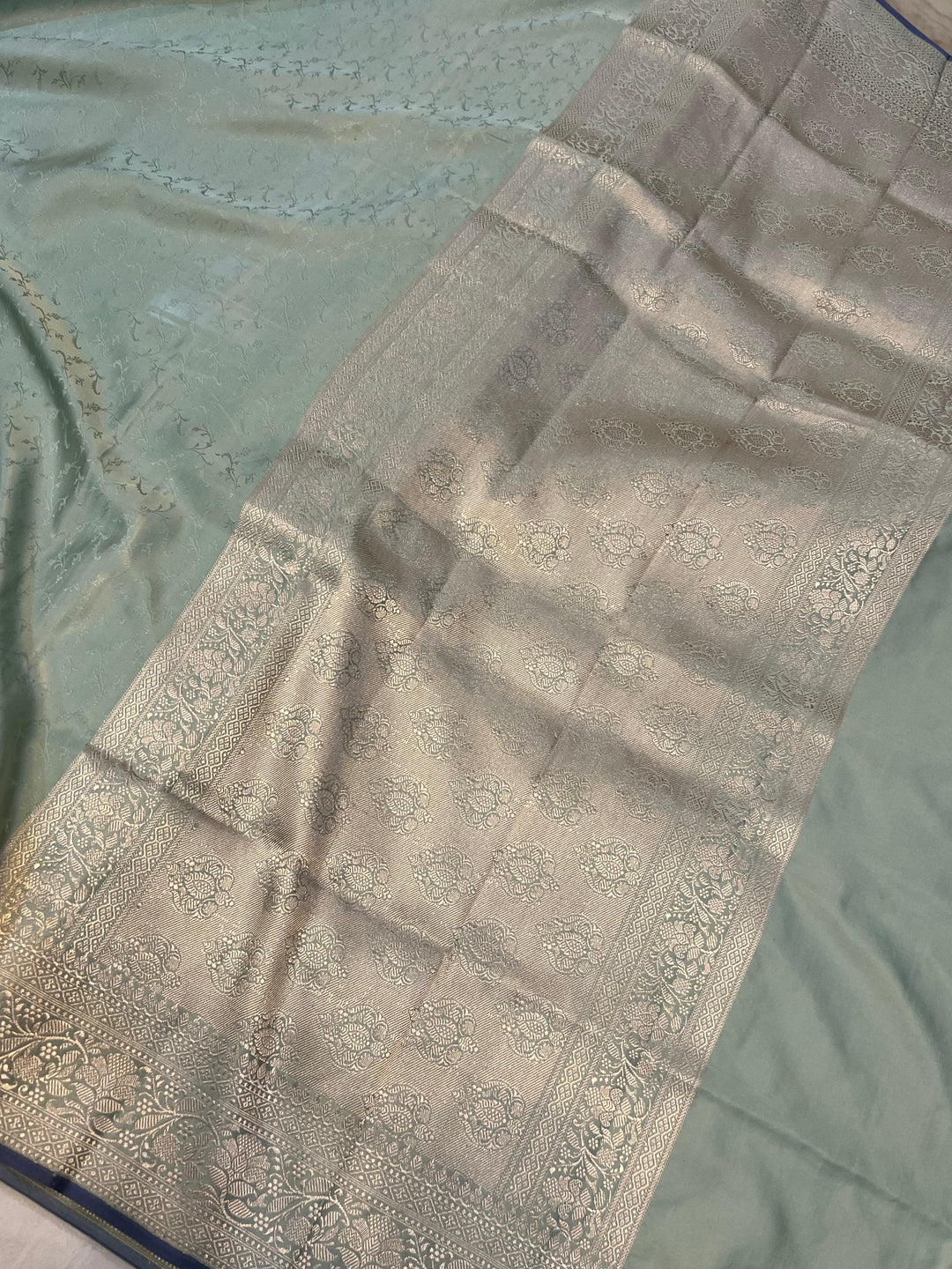 Handwoven Banarasi pallu with intricate Tanchui design and gold zari Kadhwa work