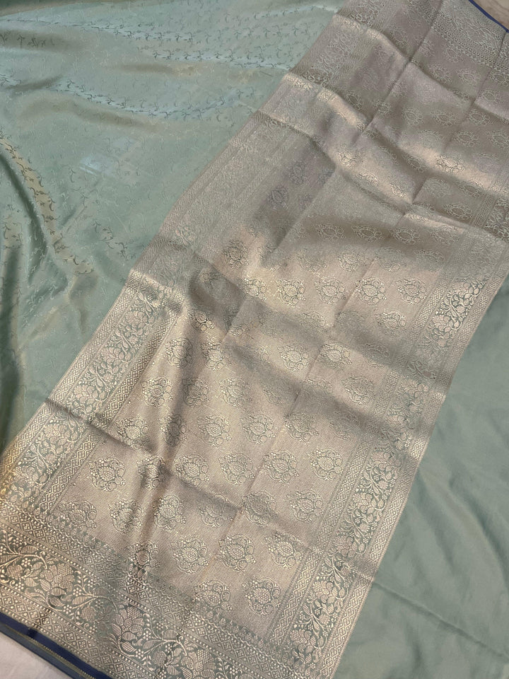 Handwoven Banarasi pallu with intricate Tanchui design and gold zari Kadhwa work
