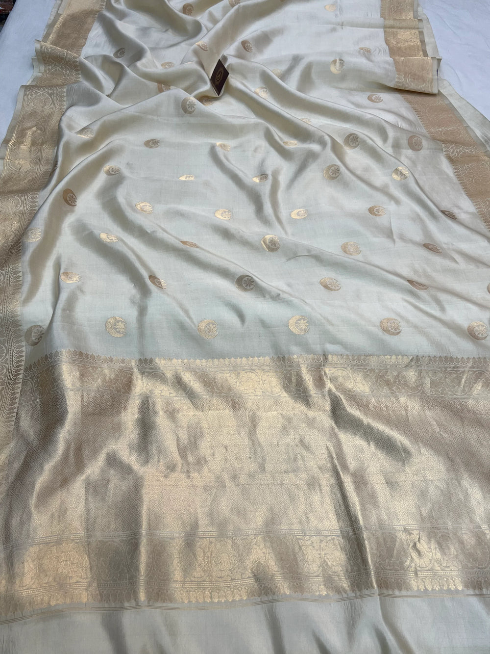 Cream Pure Silk Banarasi Saree with Kadhwa Chand butis - AuraBenaras