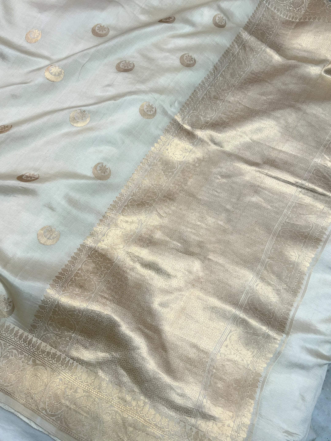 Cream Pure Silk Banarasi Saree with Kadhwa Chand butis - AuraBenaras
