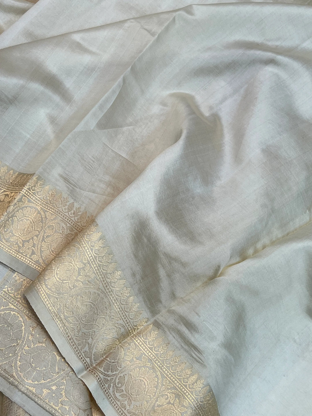 Cream Pure Silk Banarasi Saree with Kadhwa Chand butis - AuraBenaras
