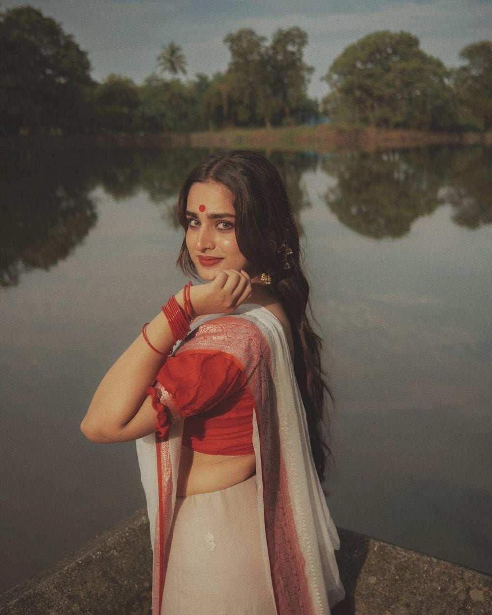 Actress Ayesha Khan in a Off White Khaddi Chiffon Banarasi Handloom Saree - Aura Benaras