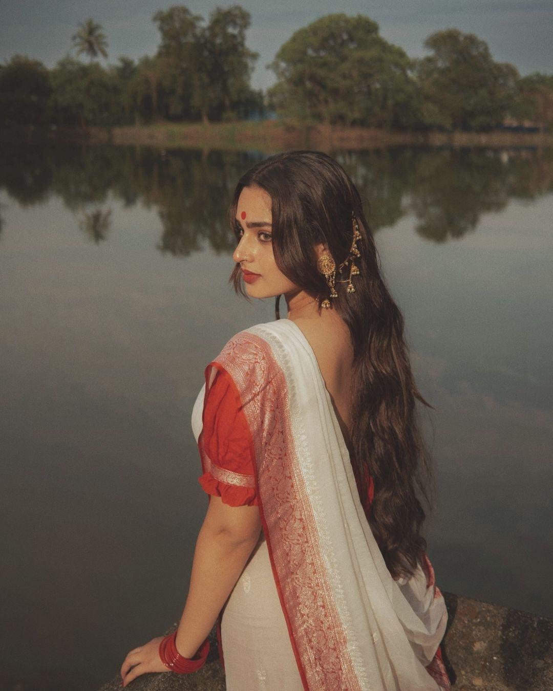 Actress Ayesha Khan in a Off White Khaddi Chiffon Banarasi Handloom Saree - Aura Benaras