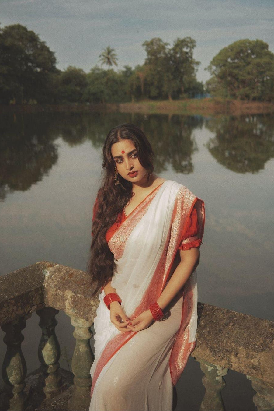 Actress Ayesha Khan in a Off White Khaddi Chiffon Banarasi Handloom Saree - Aura Benaras