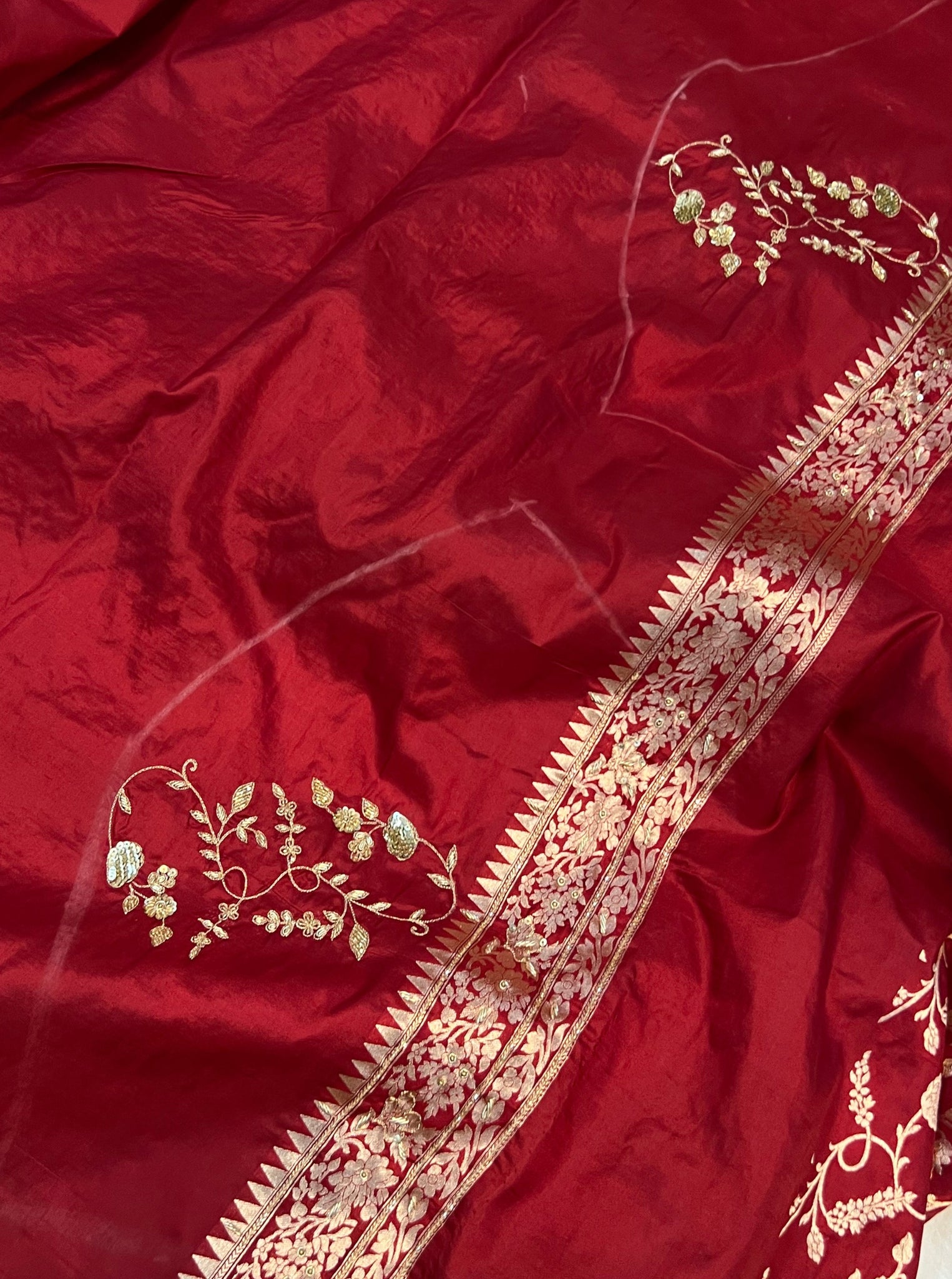 White Red Banarasi Katan Silk Saree – IndianVillèz