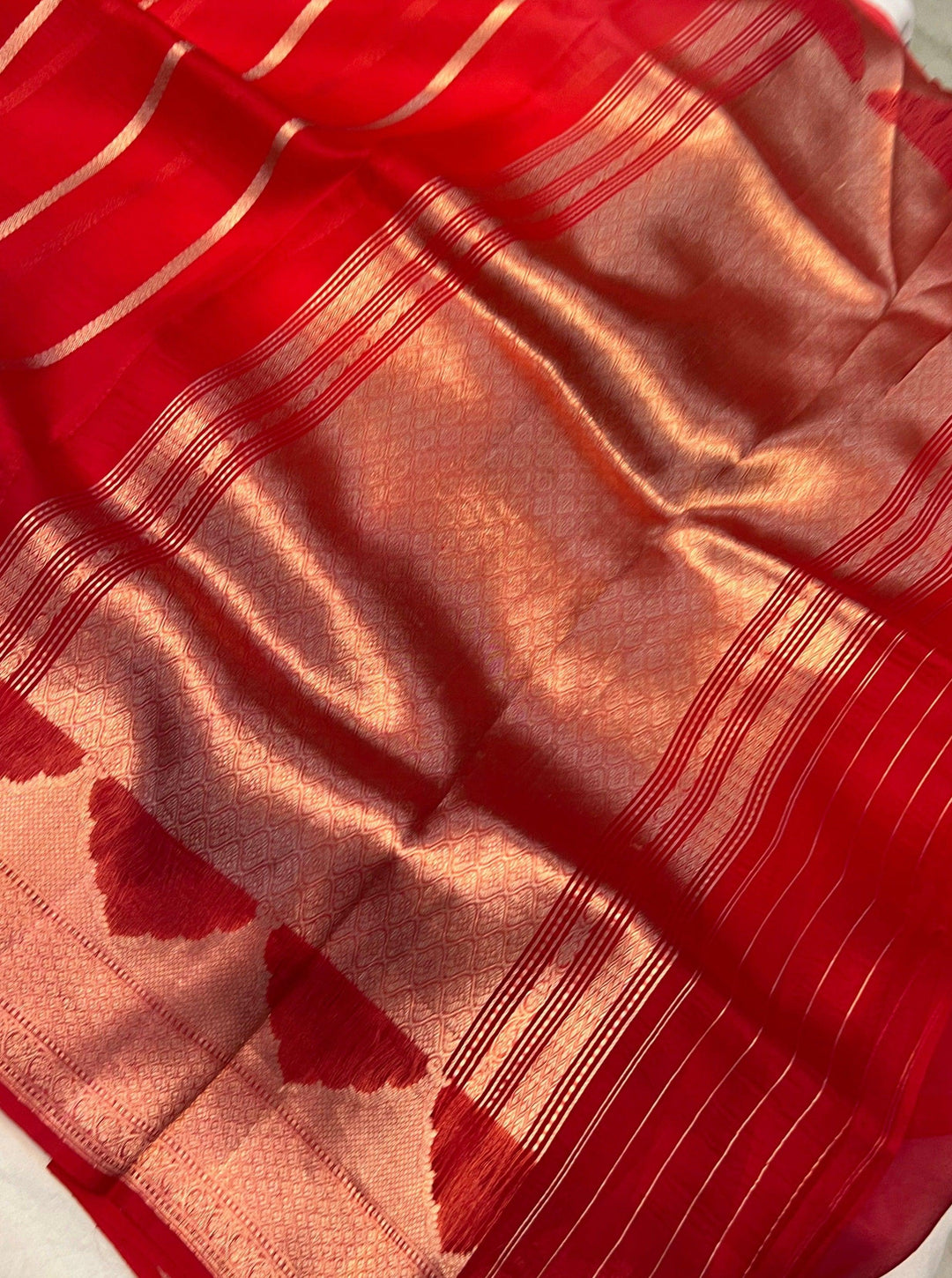 Red Shaded Banarasi Handloom Kora Silk Saree - Aura Benaras