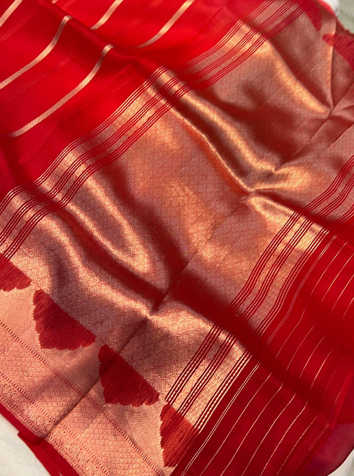 Red Shaded Banarasi Handloom Kora Silk Saree - Aura Benaras