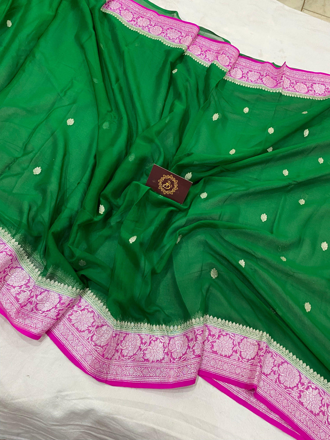 Green Banarasi Handloom Pure Georgette Silk Saree - Aura Benaras