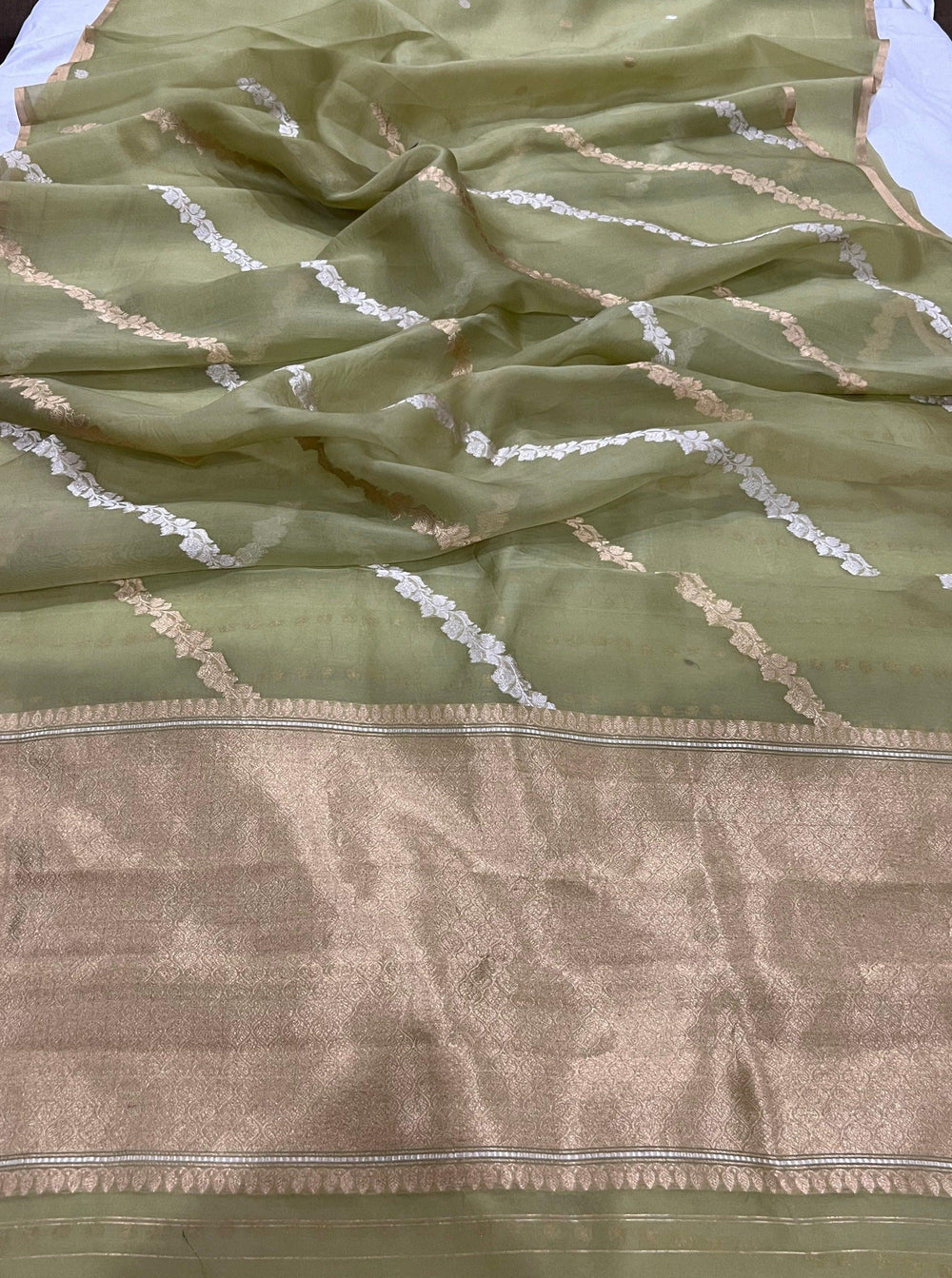 Mehendi Green Banarasi Handloom Kora Silk Saree - Aura Benaras