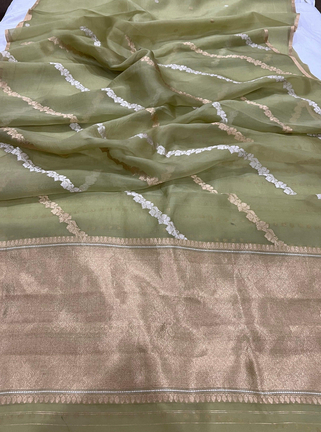Mehendi Green Banarasi Handloom Kora Silk Saree - Aura Benaras