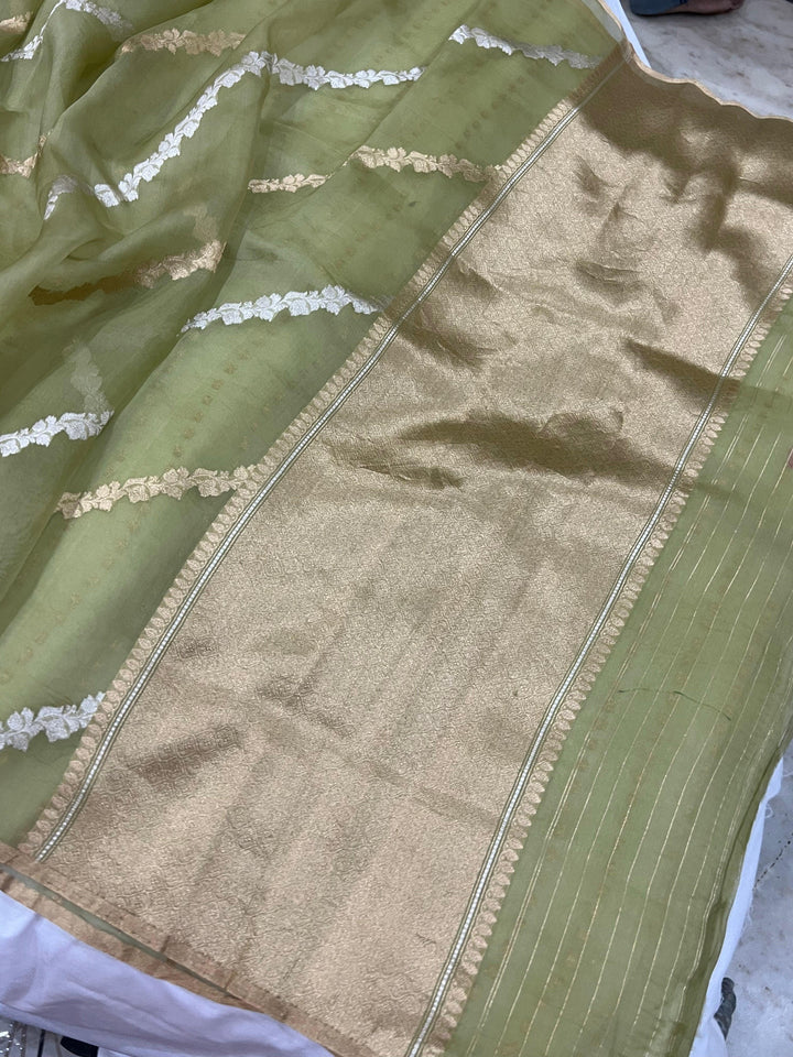 Mehendi Green Banarasi Handloom Kora Silk Saree - Aura Benaras