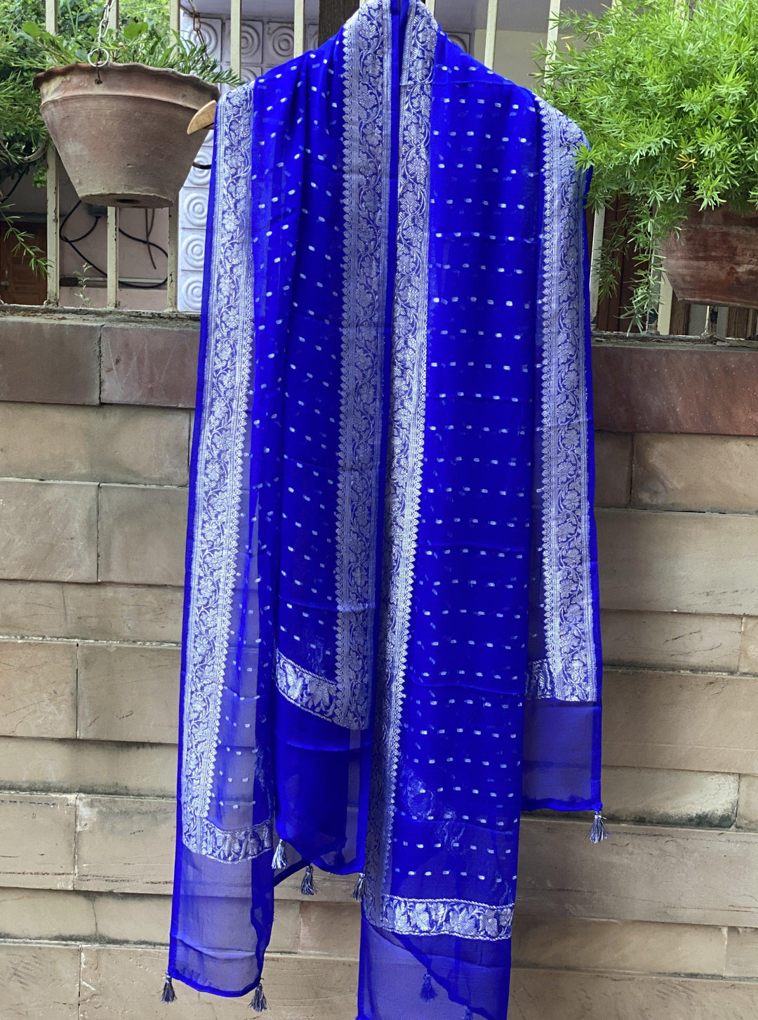ROYAL BLUE BANARASI HANDLOOM KHADDI CHIFFON DUPATTA - Aura Benaras
