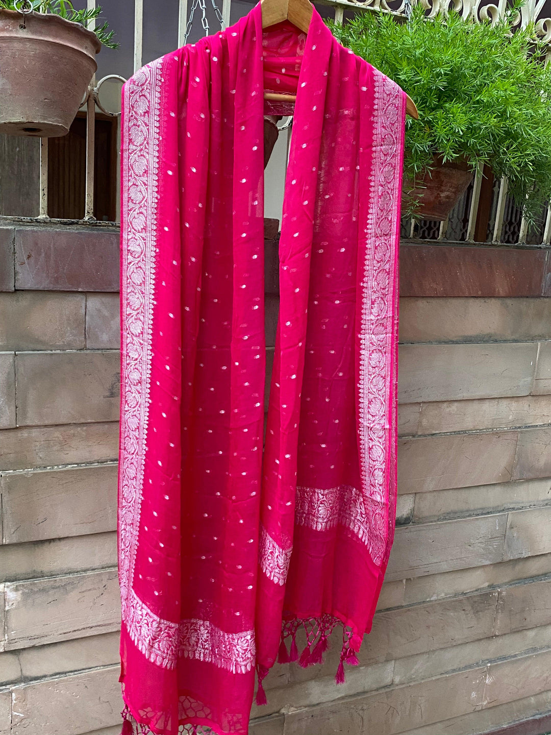 DEEP PINK BANARASI HANDLOOM KHADDI CHIFFON DUPATTA - Aura Benaras