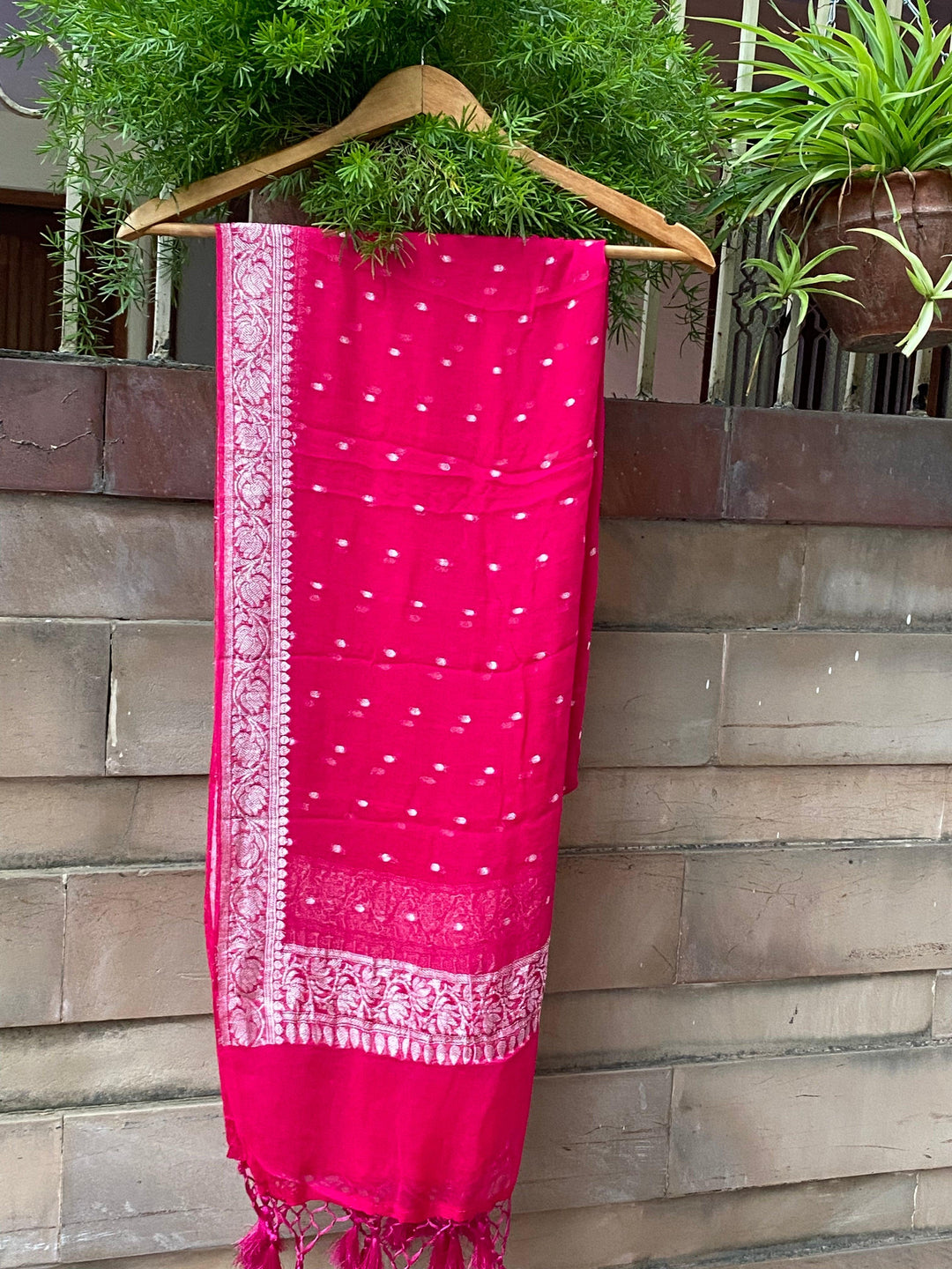 DEEP PINK BANARASI HANDLOOM KHADDI CHIFFON DUPATTA - Aura Benaras