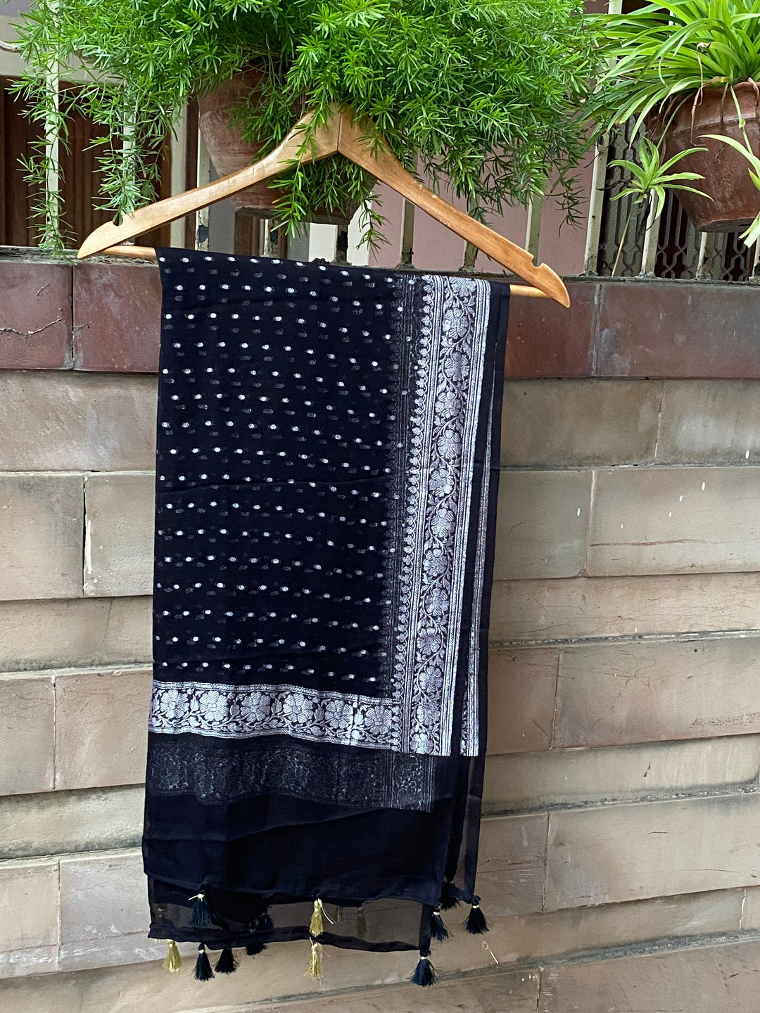 BLACK BANARASI HANDLOOM KHADDI CHIFFON DUPATTA - Aura Benaras