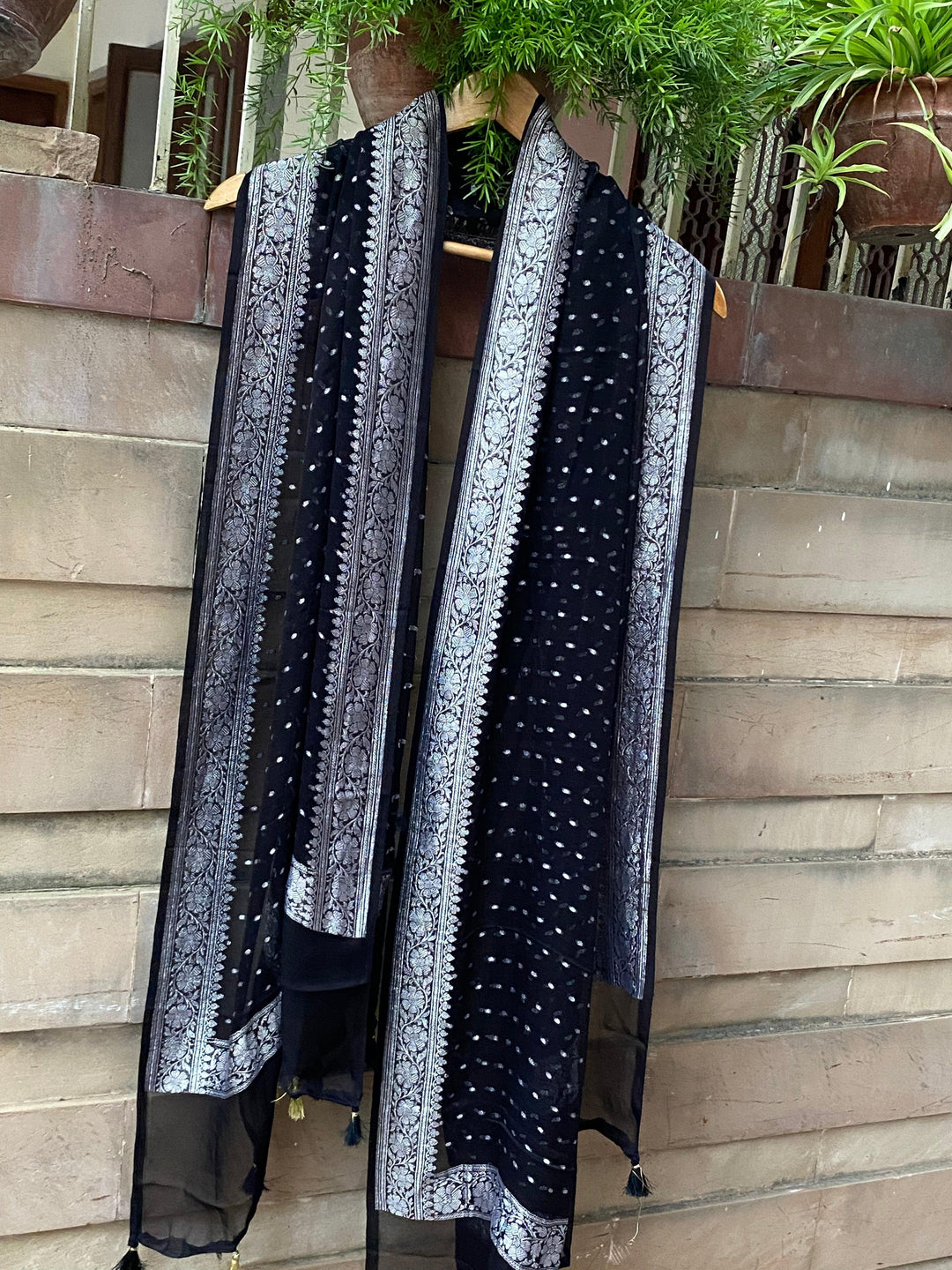 BLACK BANARASI HANDLOOM KHADDI CHIFFON DUPATTA - AURA BENARAS