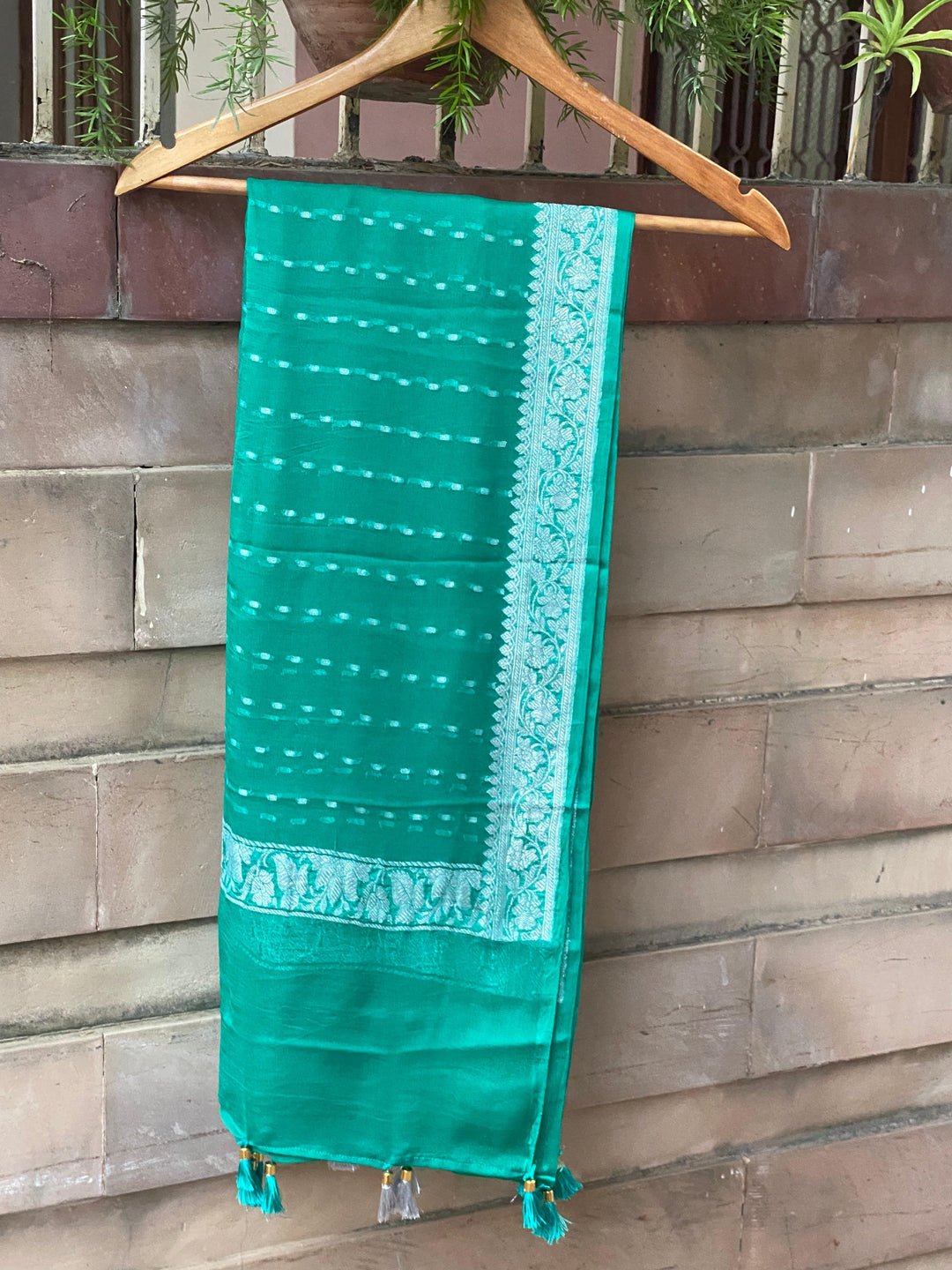 RAMA GREEN BANARASI HANDLOOM KHADDI CHIFFON DUPATTA - Aura Benaras