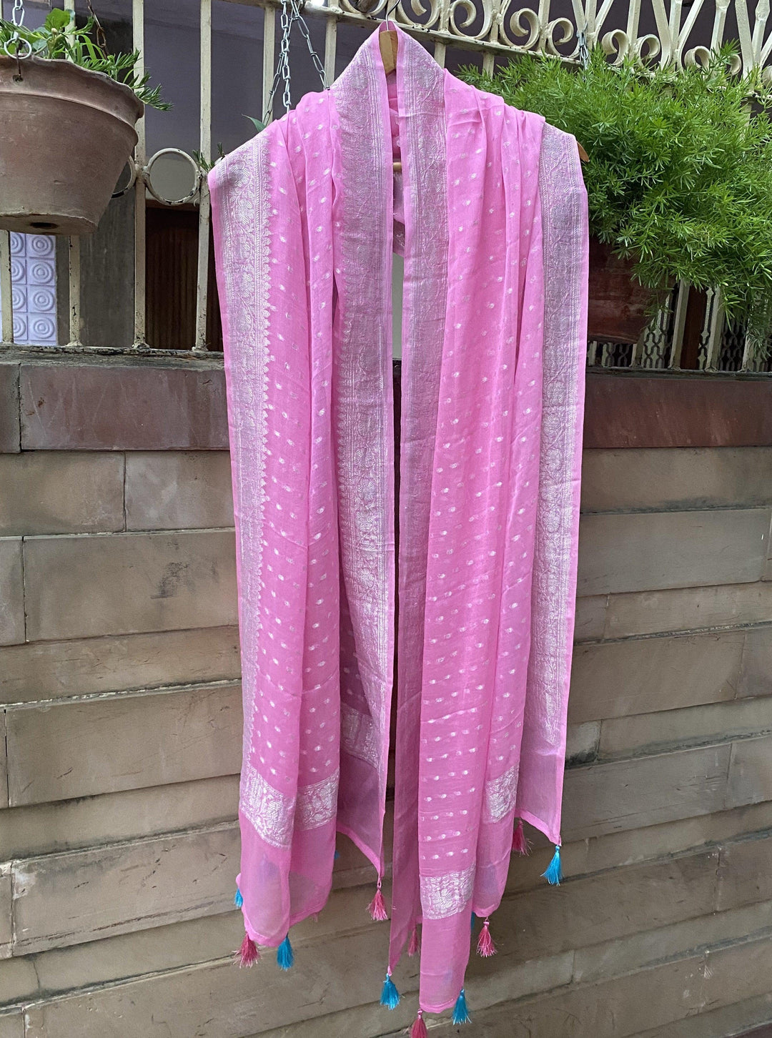 BABY PINK BANARASI HANDLOOM KHADDI CHIFFON DUPATTA - Aura Benaras