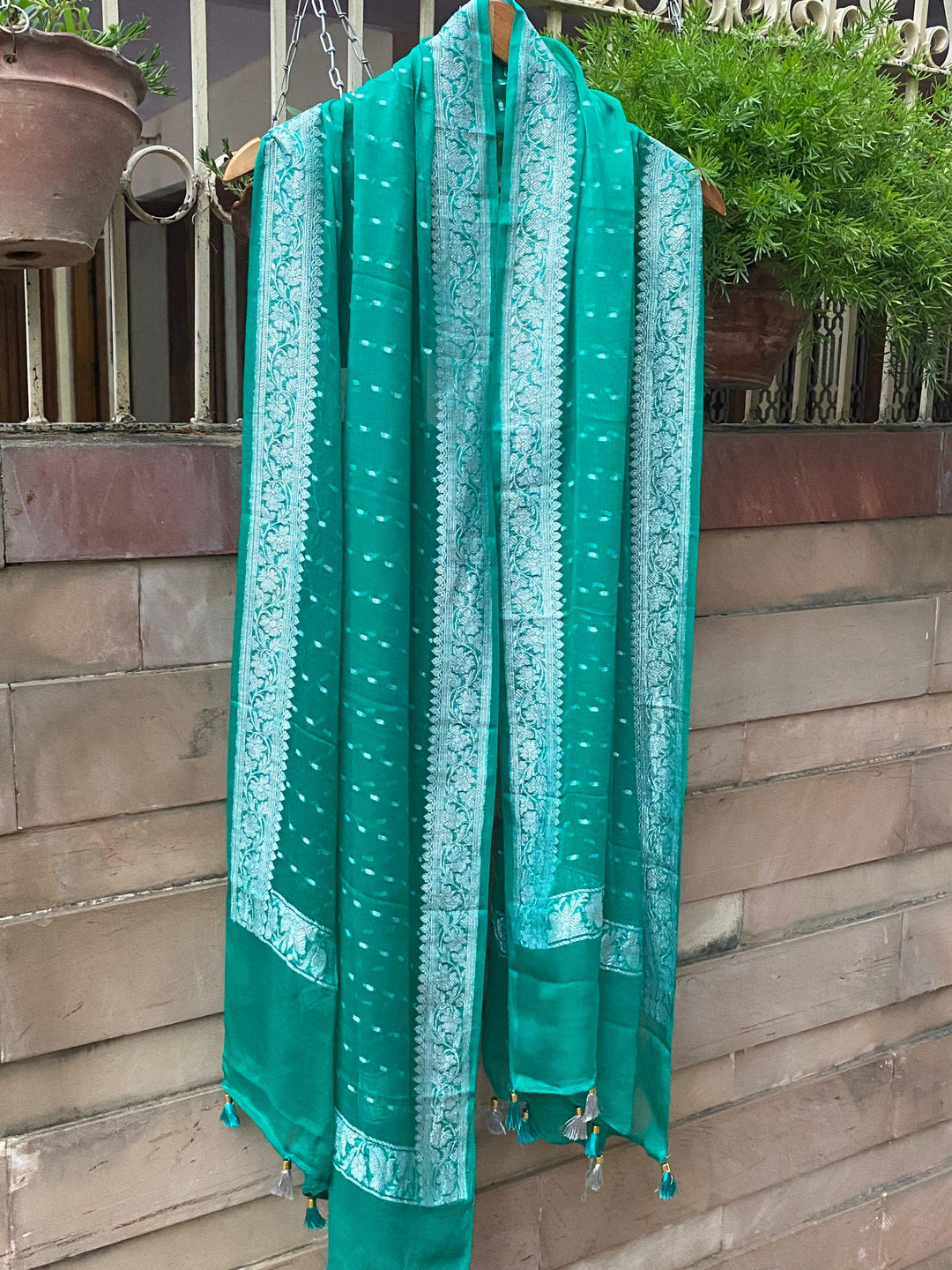 RAMA GREEN BANARASI HANDLOOM KHADDI CHIFFON DUPATTA - Aura Benaras