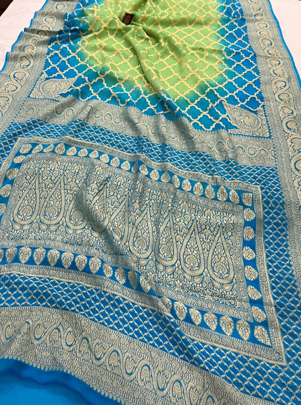 Green Shaded Banarasi Handloom Pure Georgette Silk Saree - Aura Benaras