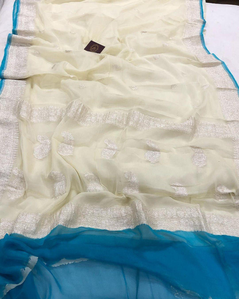Off White Khaddi Chiffon Georgette Handloom Silk Saree - Aura Benaras